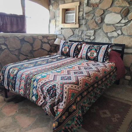 La Loma Del Chivo Llc Stone Cottage Alternative Building Marathon Habitación foto